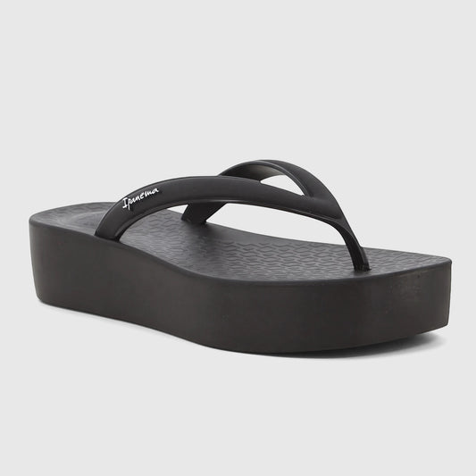 Ipanema Pluma GIL27516 black platform flip-flop, viewed from the side. Features a textured sole and brand logo on the strap.