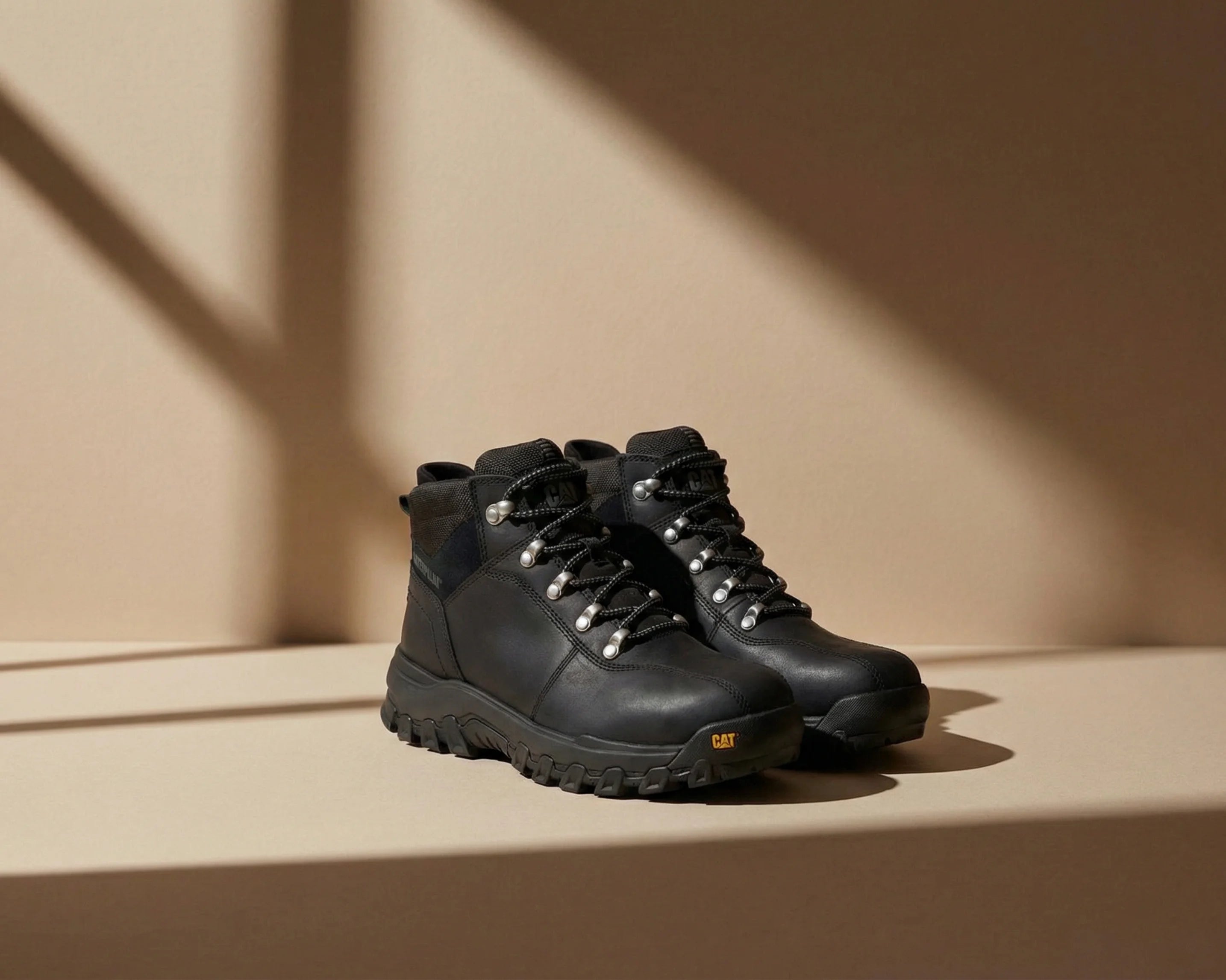 Cat Men's Surge Hiker P726589 Coffee Bean CT370