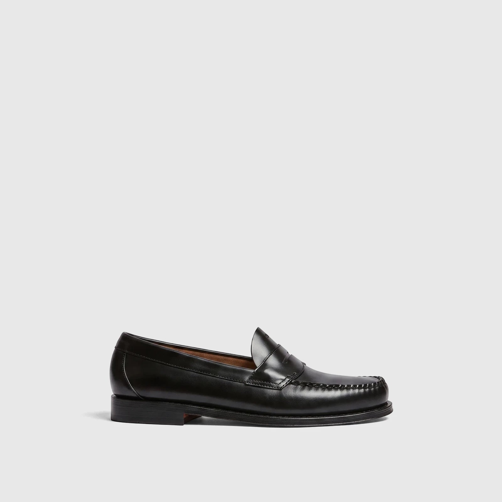 Side view of a men's Bass Weejun Logan black leather penny loafer shoe, featuring classic stitching and a polished finish.