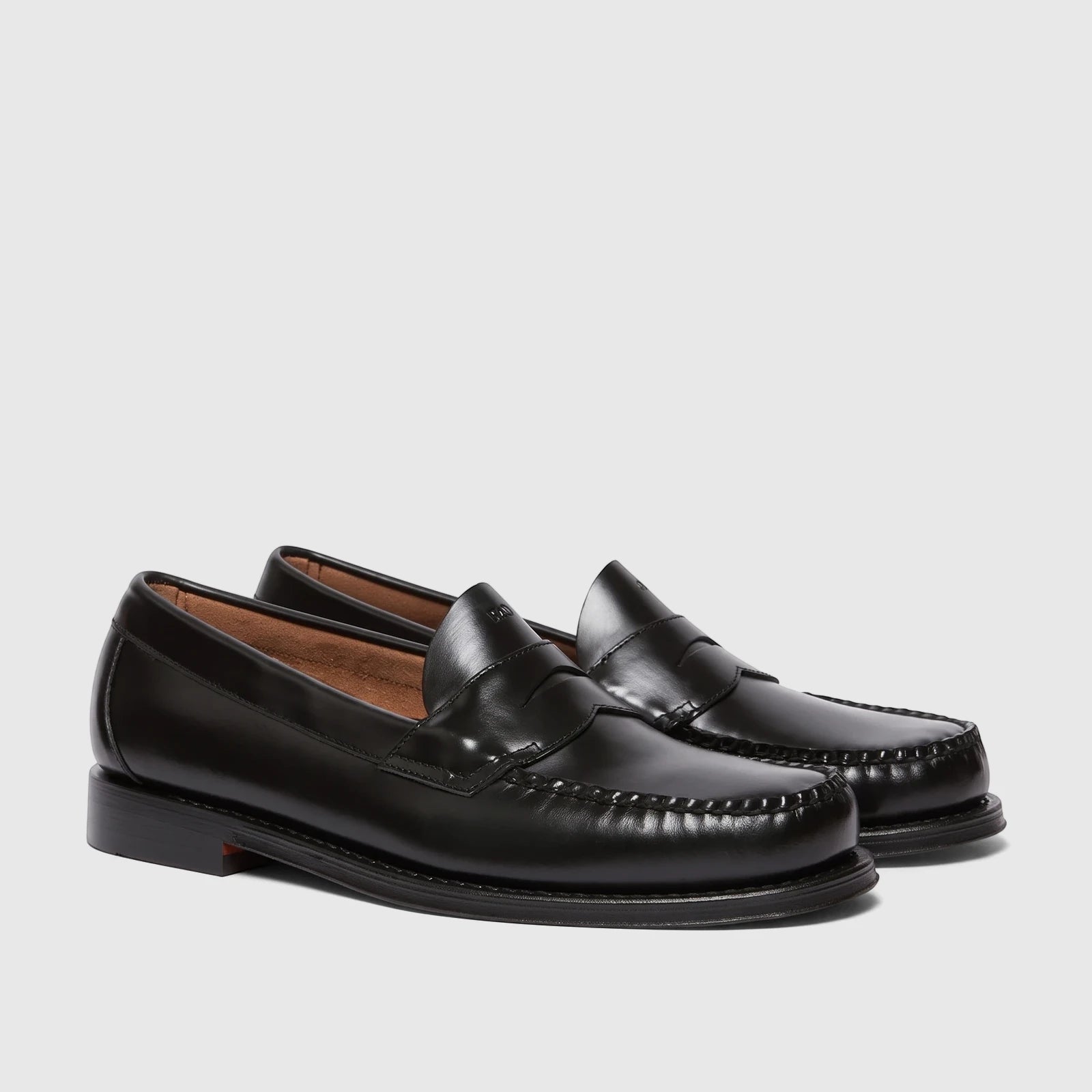 Black leather men's Bass Weejun Logan penny loafers, showcasing classic design and quality craftsmanship.