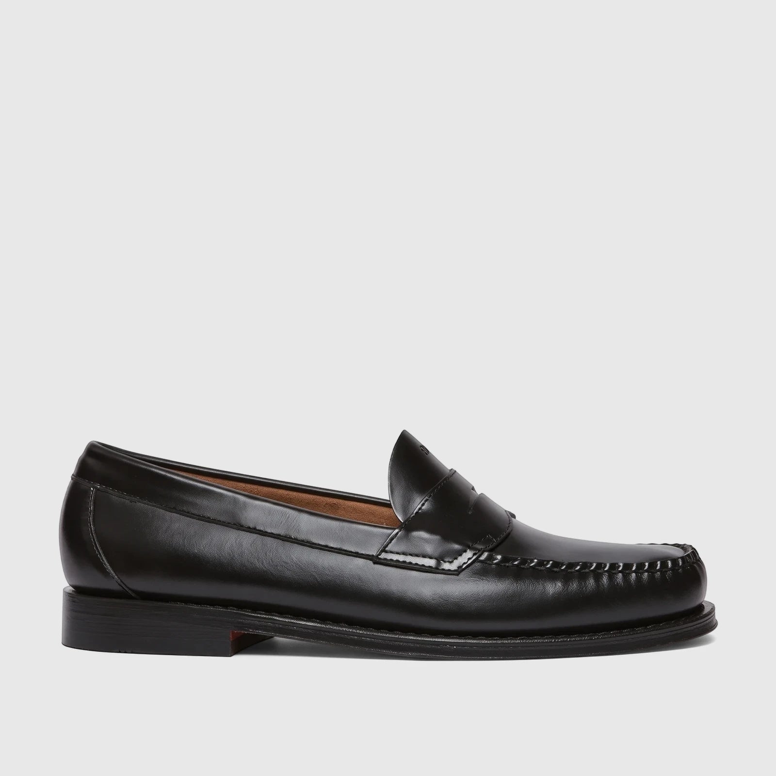Bass Men's Weejun Logan Penny Loafer in smooth black leather, styled as a classic slip-on shoe.
