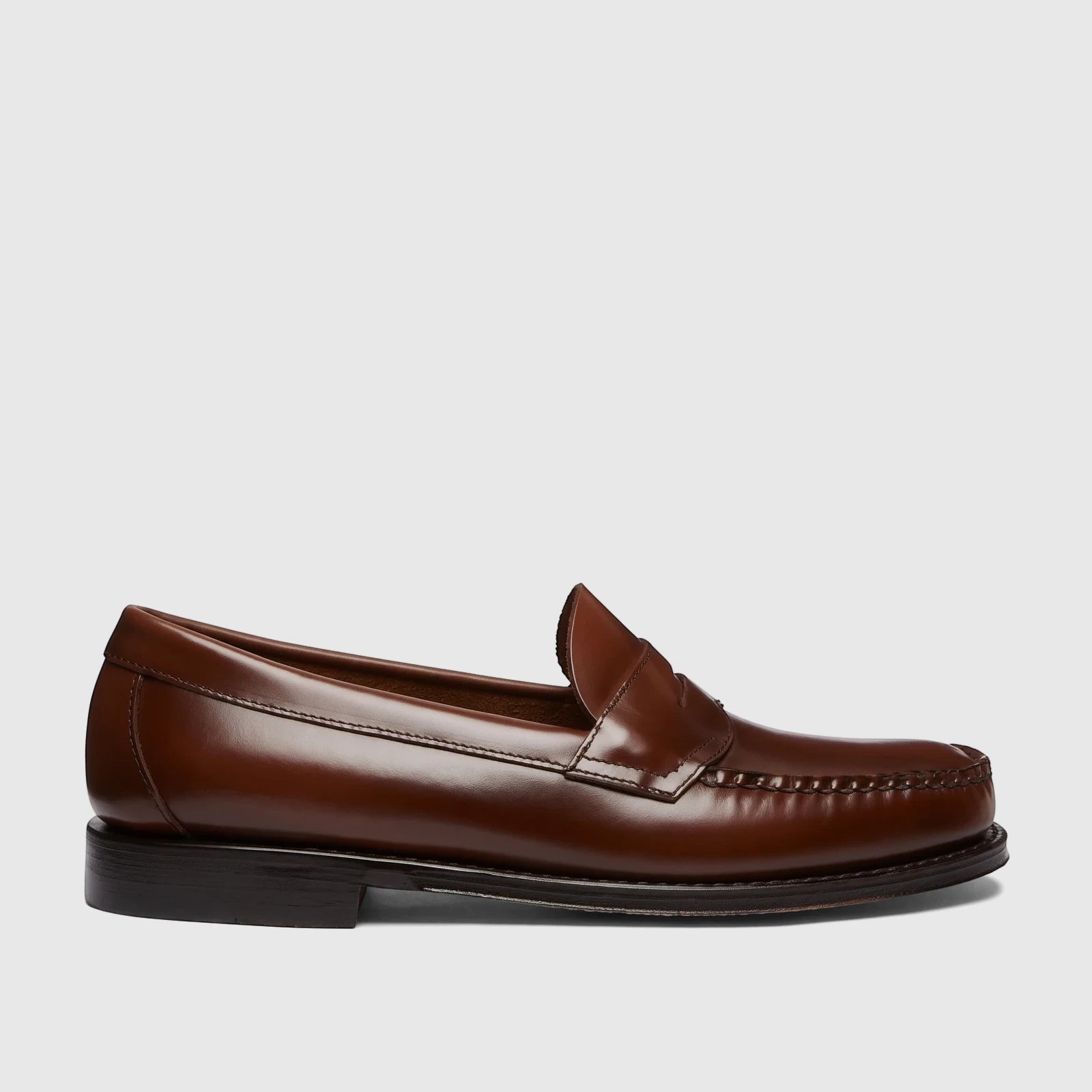 A single Bass Men's Weejun Logan Penny Loafer in rich brown polished leather, viewed from the side.