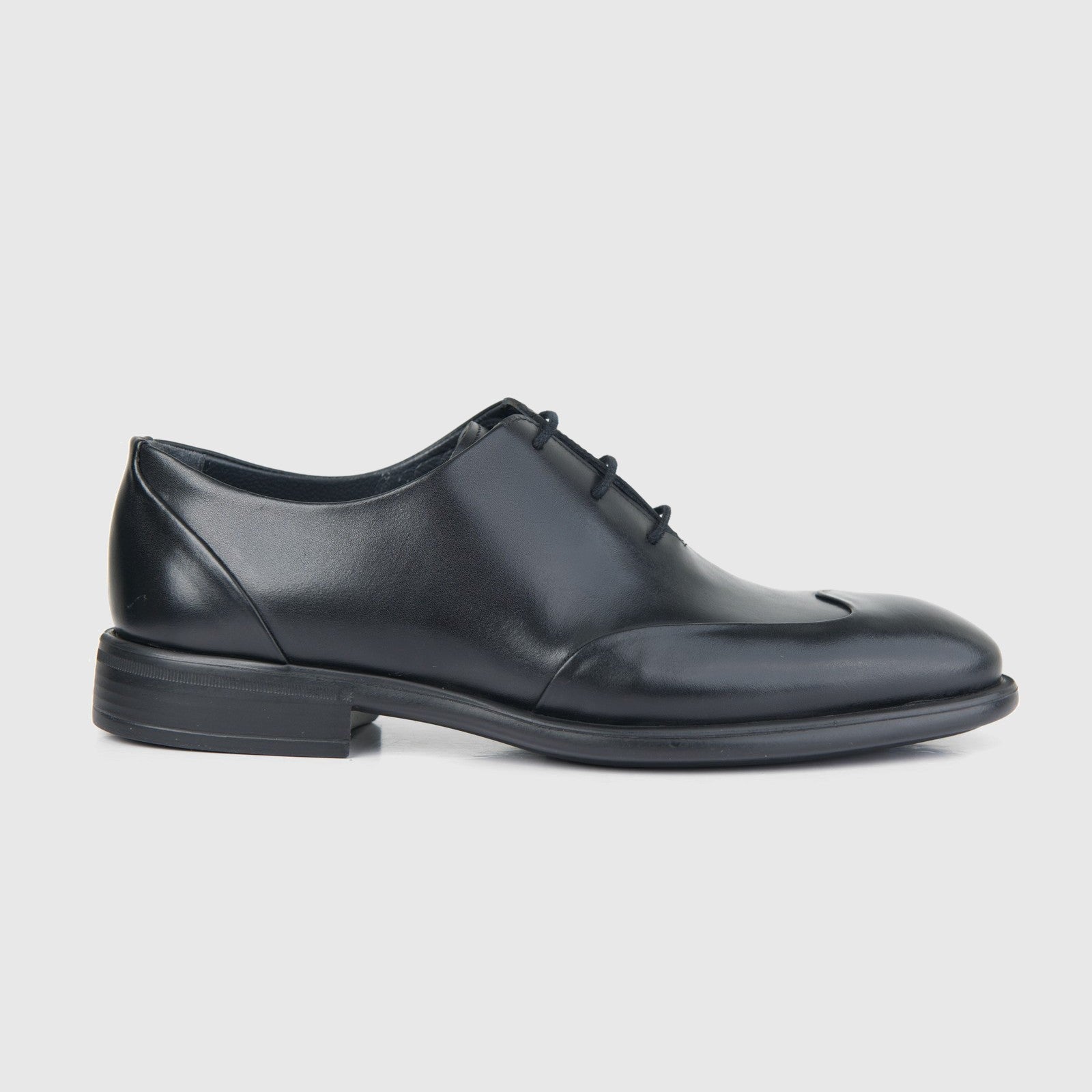 Bulletti men's leather dress lace up 123-172 in black, side view of smooth leather oxford shoe.
