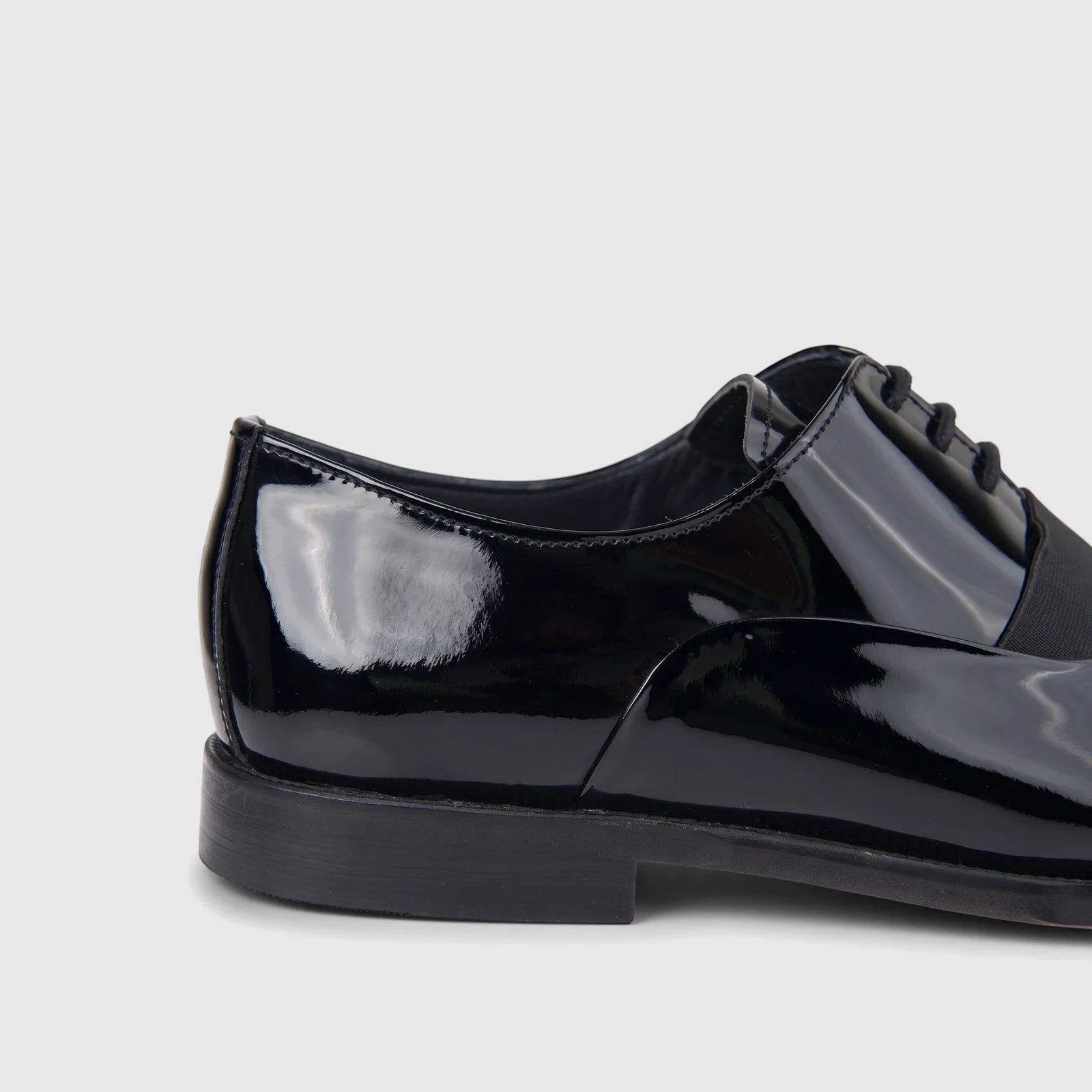 Bulletti Men's Leather Dress Lace Up shoe in black patent leather, captured in a close-up side view.