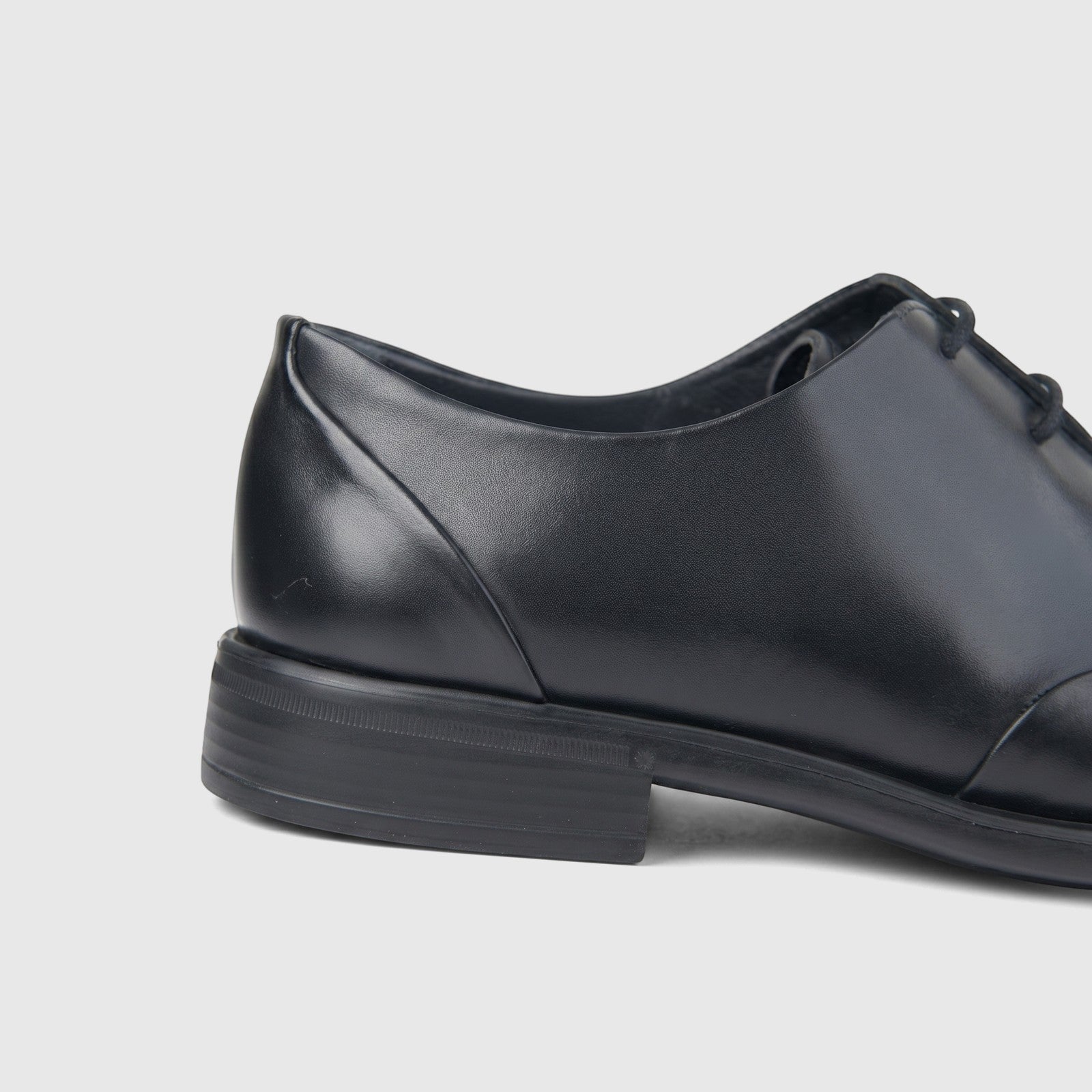 Bulletti Men's Leather Dress Lace Up Shoe in black, shown from a side view highlighting the heel and midfoot design.