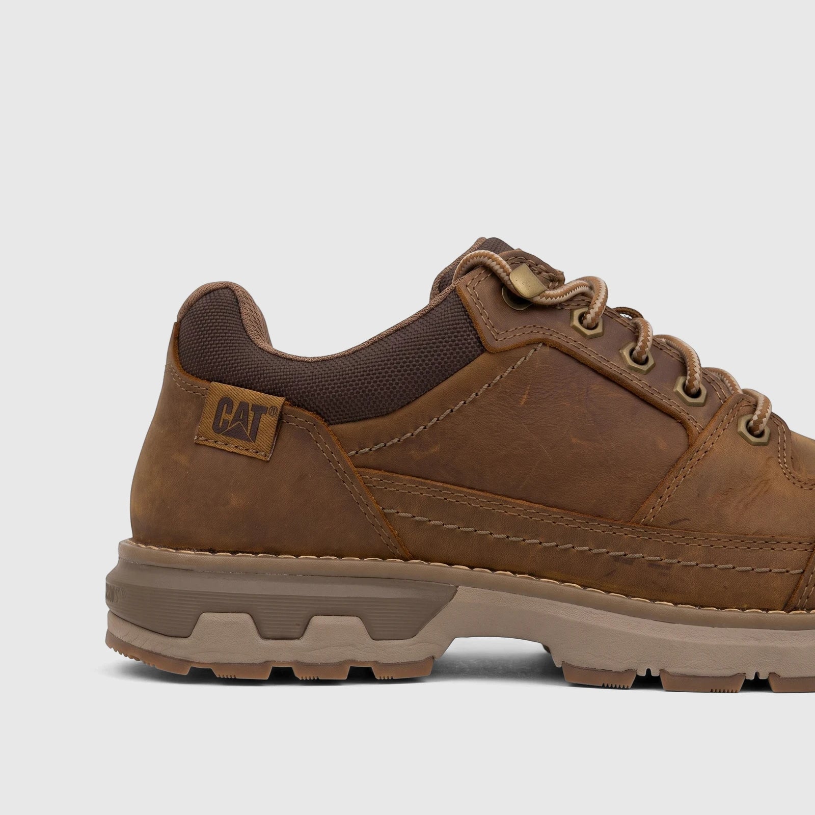 Cat Men's Pursue Hiker Lo P726887 shoe in bronze brown leather, detailed side view highlighting the sole and lacing.