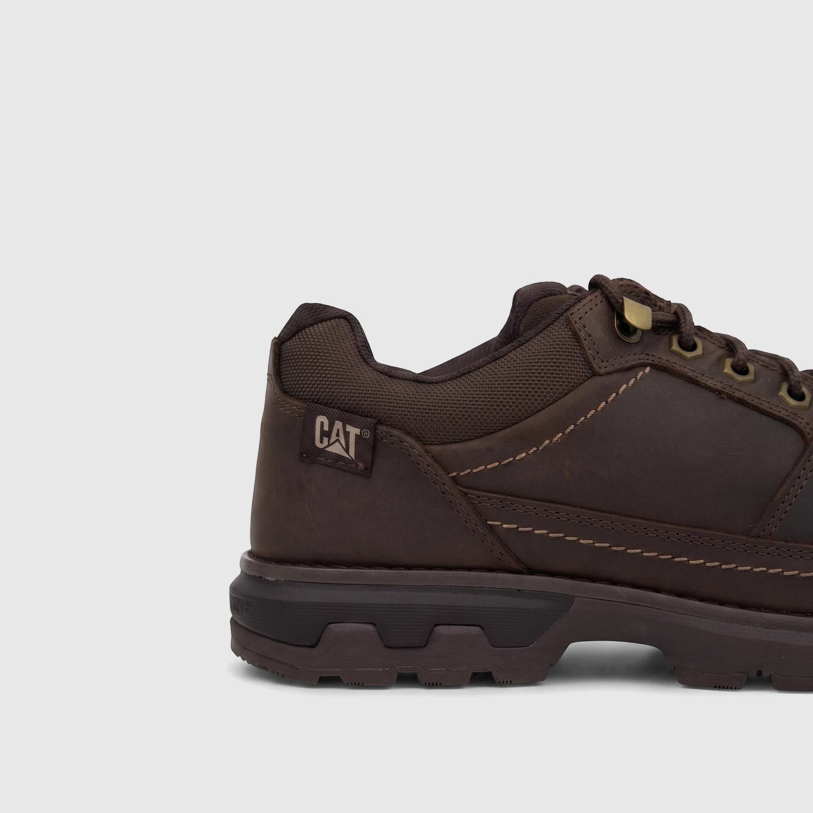 Close-up of a single Cat Men's Pursue Hiker Lo P726888 CT400 shoe in dark brown leather, showcasing the heel and side