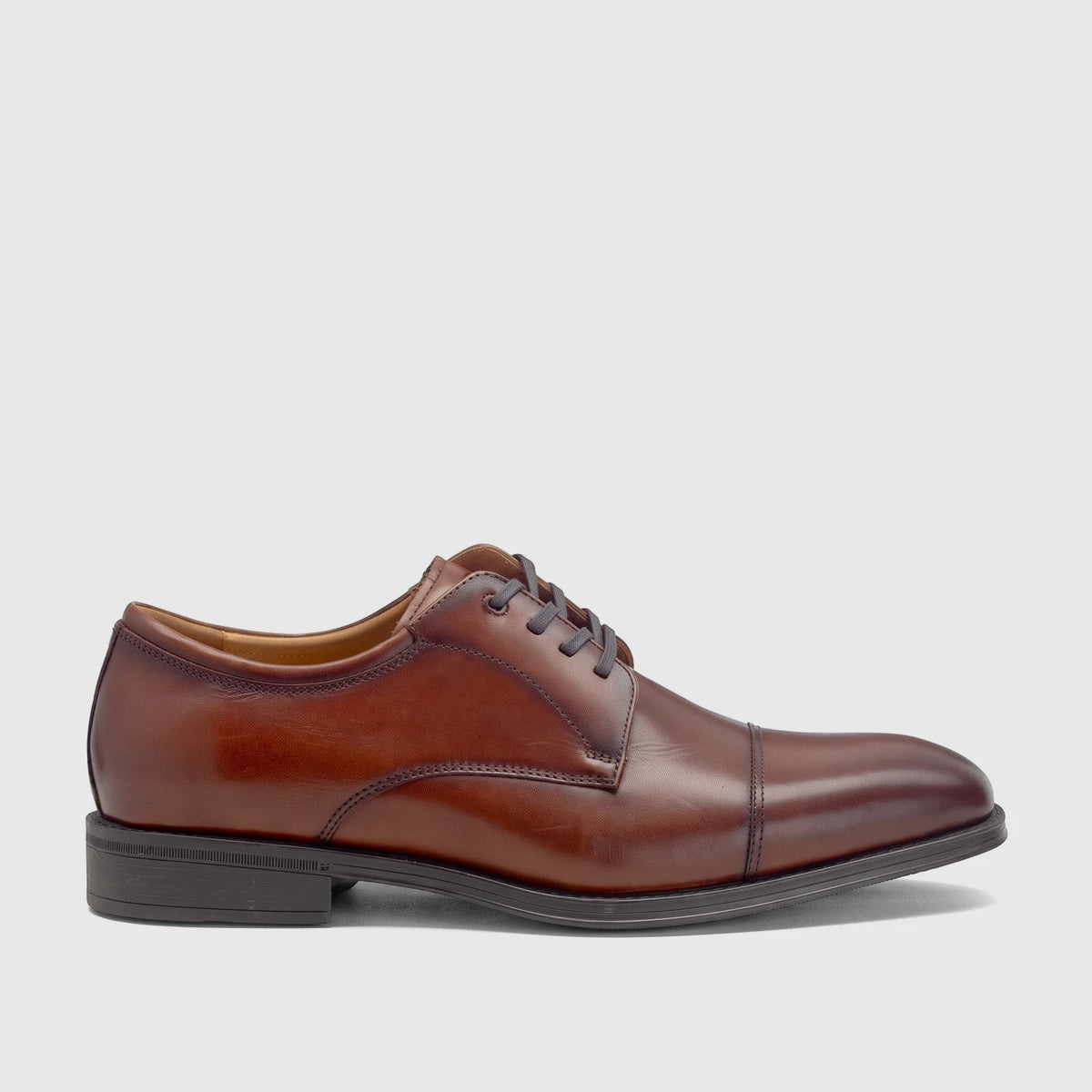 Florsheim Men's Comfortech Chateau cognac brown leather lace-up oxford dress shoe with cap toe.