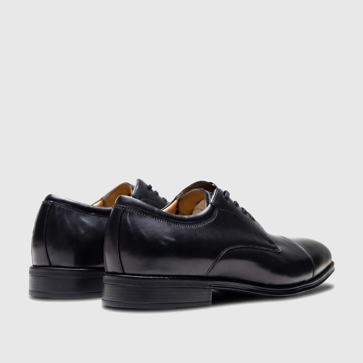 Florsheim Men's Comfortech Dress Lace Up Chateau black leather shoes from a rear-side view with cap-toe and laces.