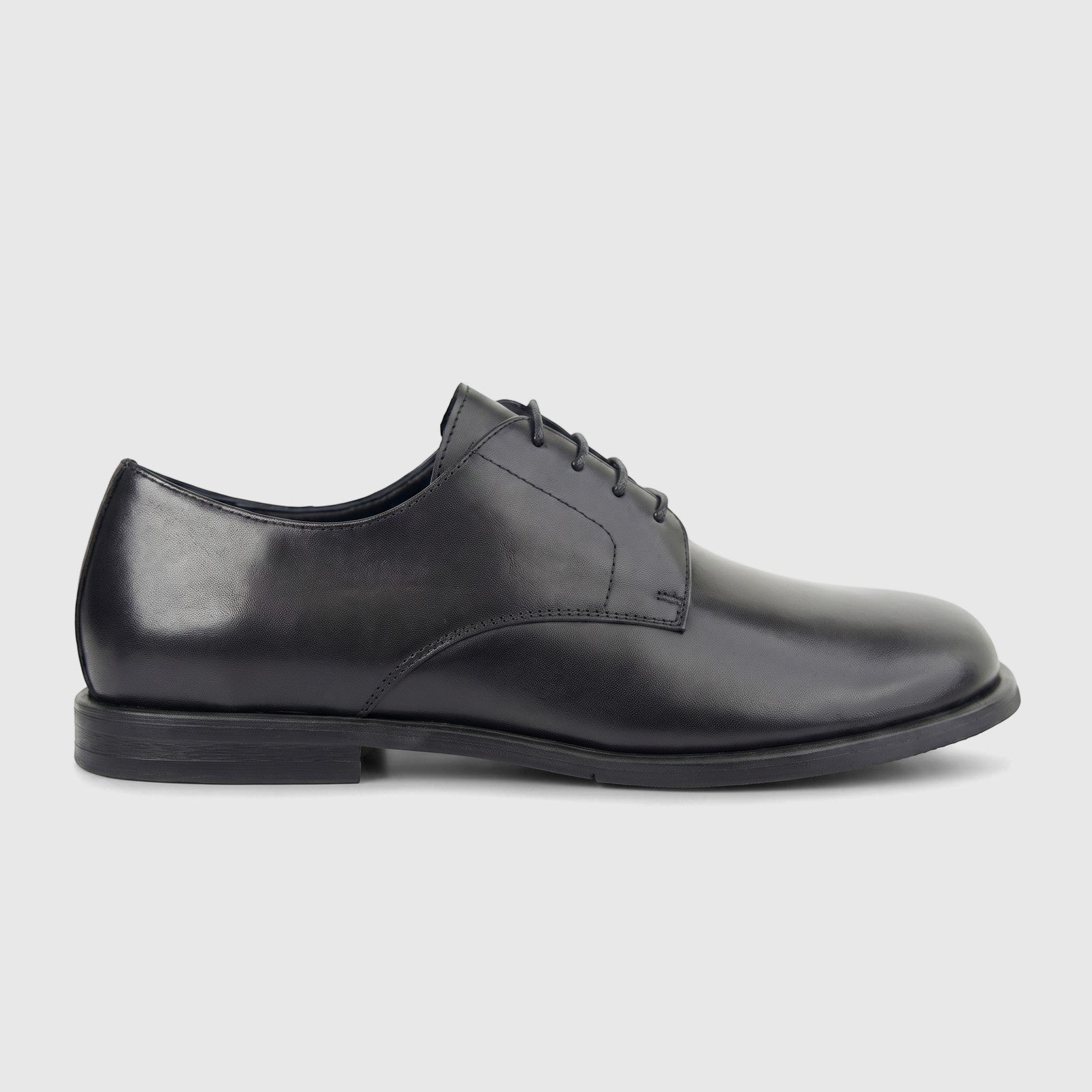 Formales men's elegant black leather lace-up derby shoe, featuring fine stitching and a classic silhouette, presented in a
