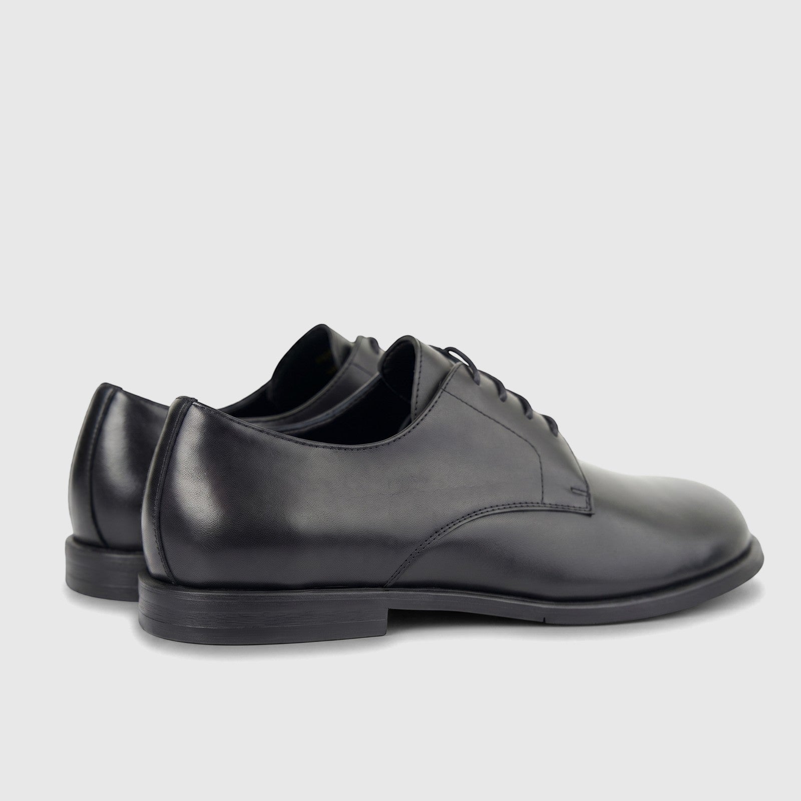 Formales men's black leather lace-up shoes, shown in a slightly angled side view, highlighting the smooth texture and