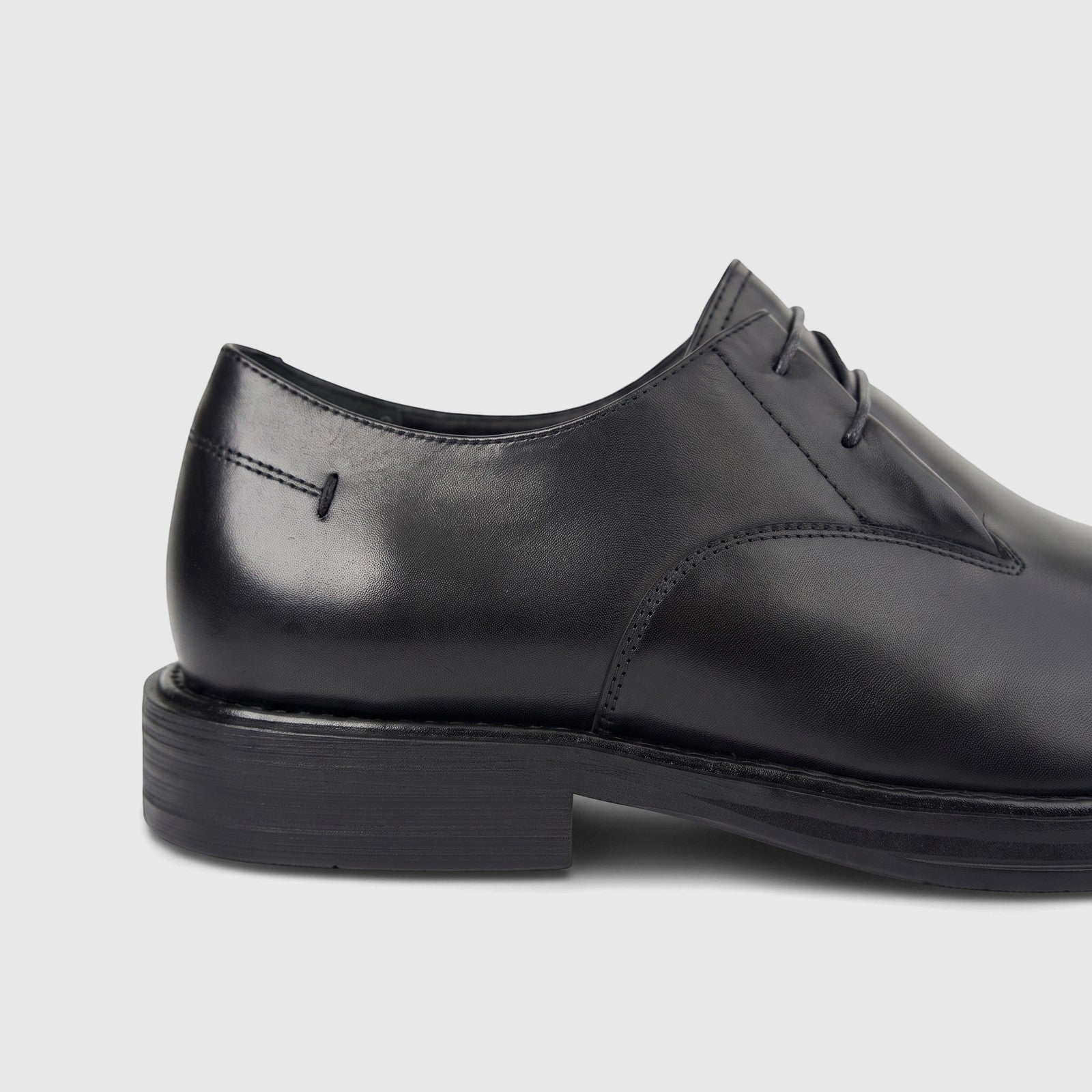 Formales men's black leather laced shoe with a chunky sole, displayed in a close-up side profile view.