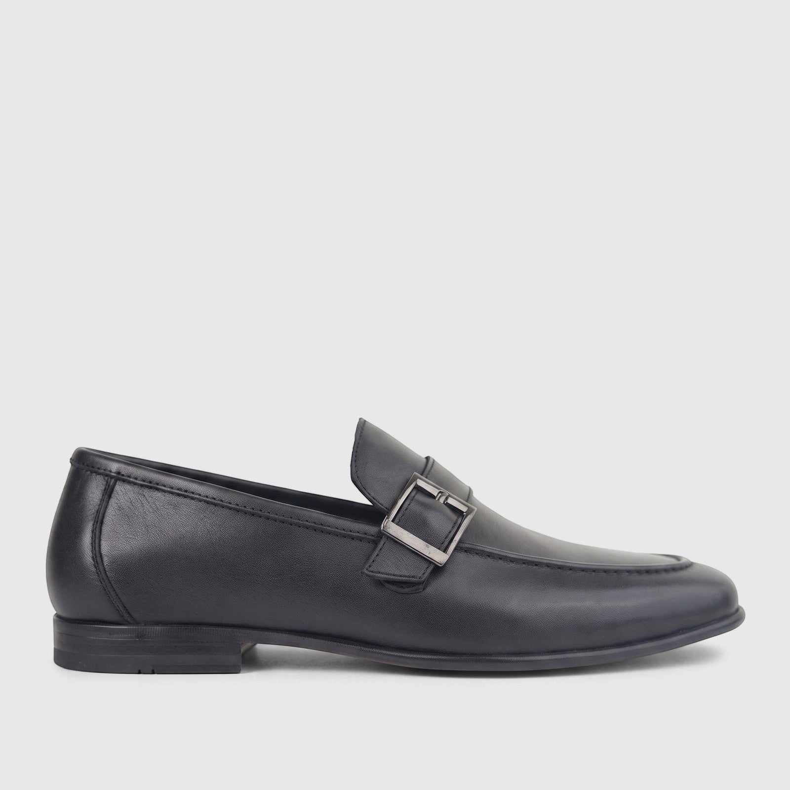 Formales Men's black leather loafer with a sleek design and a silver buckle on the vamp, viewed from the side.
