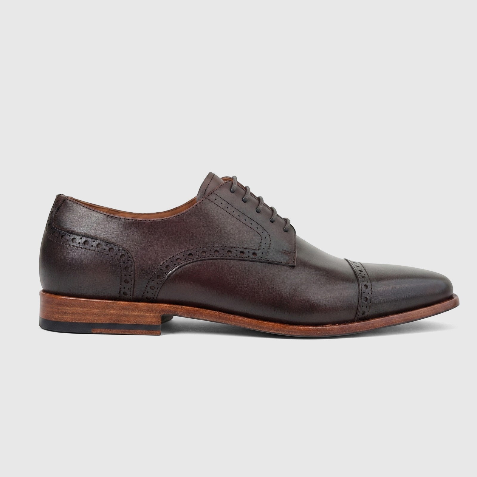 Formale men's coffee brown leather lace-up dress shoe with brogue detailing and a cap toe, shown from a side view.