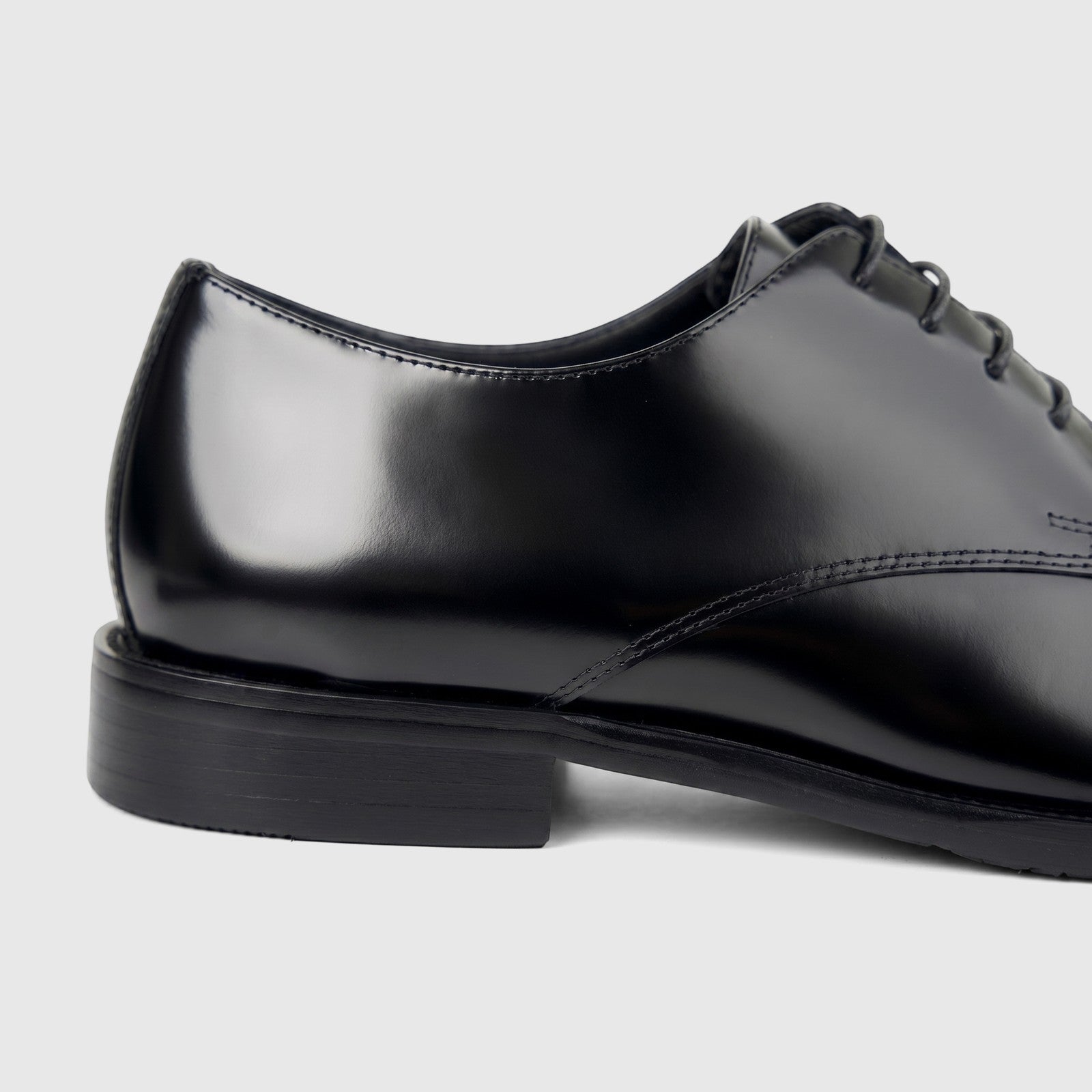 Formales Men's Leather Chunky Sole Lace Up FW267015 Black FW4 shoe, shown in a side profile, highlighting its polished black