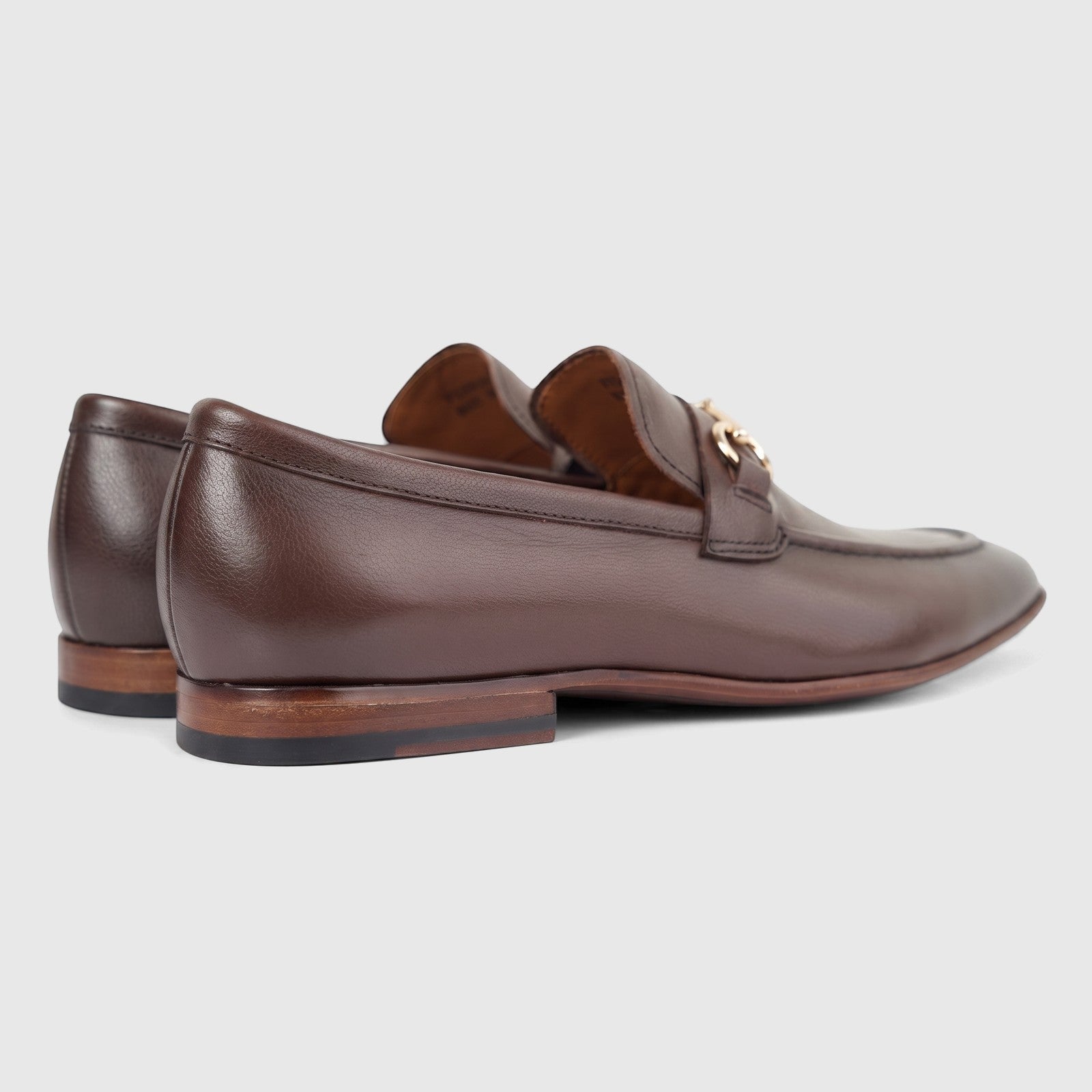 Formales men's leather dress slip-on shoes in coffee brown, featuring a gold-tone horsebit, viewed from the side.