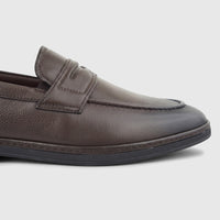 Close-up of a men's Formale leather loafer in coffee brown, featuring detailed stitching and a black sole.