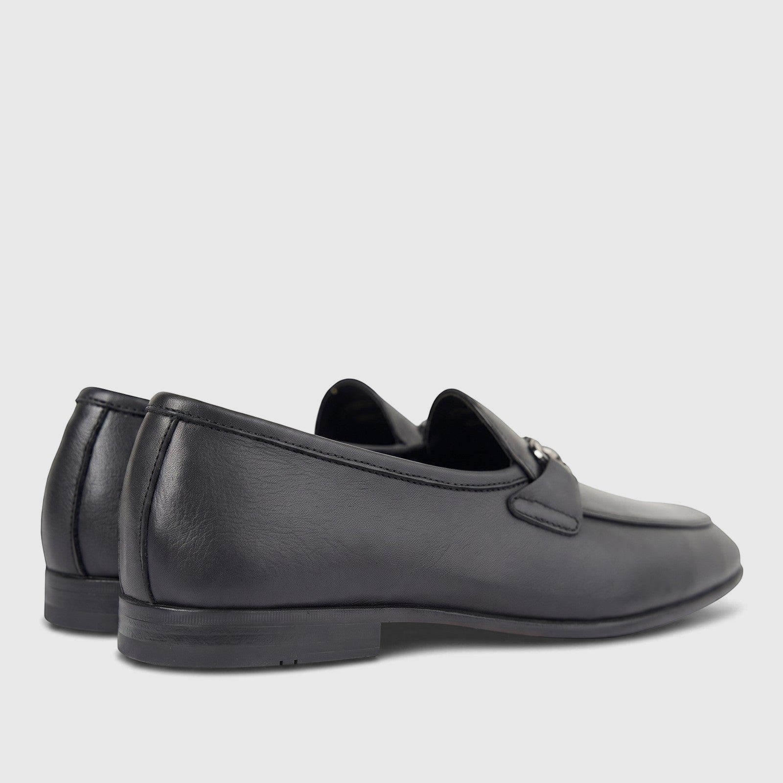 Black leather men's Formales loafers, model FT268001, with a metallic bit detail, presented in a side profile view.