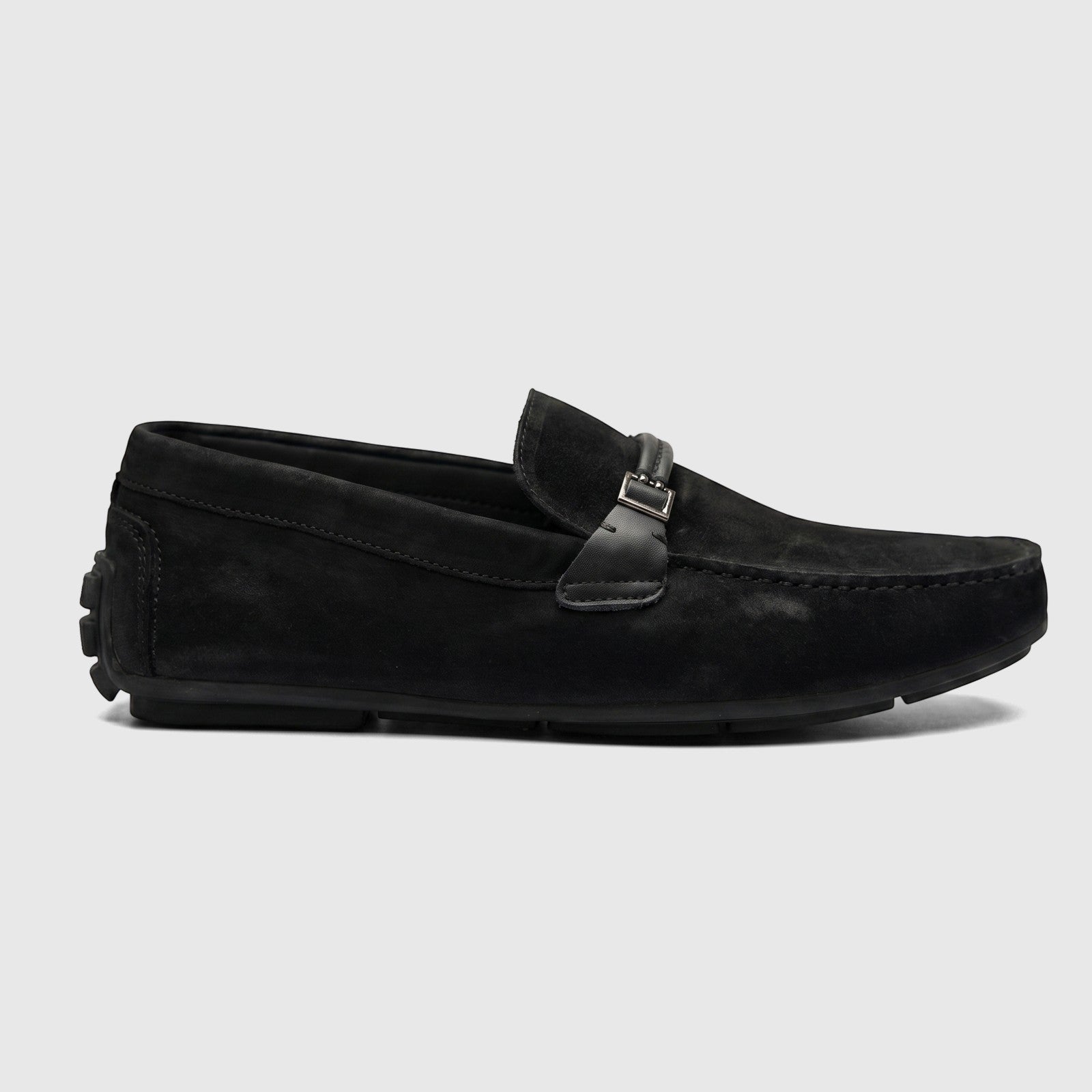 Formales Men's black leather loafer, side view. This sleek slip-on shoe features intricate stitching and a silver buckle