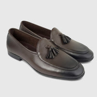A pair of men's Formales FT268006 coffee brown leather tassel loafers, showcasing their textured finish and classic design.