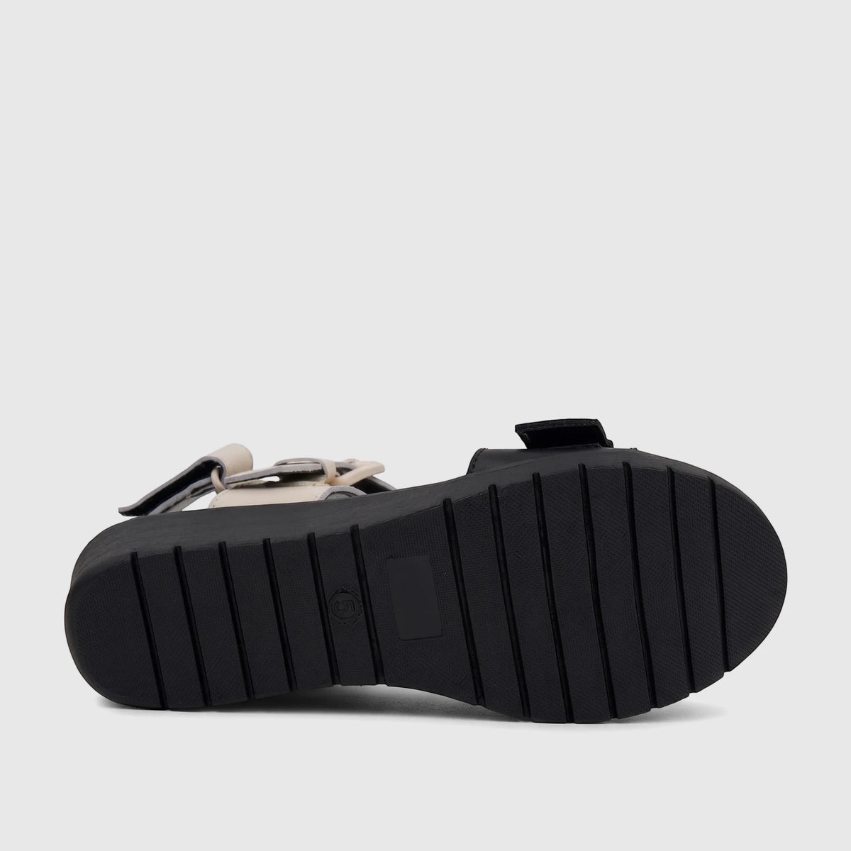 HP Ladies Comfort Wedge Sandal Noa HPL01518 Black Cream HL291, sole view with cream straps and ridged black platform.