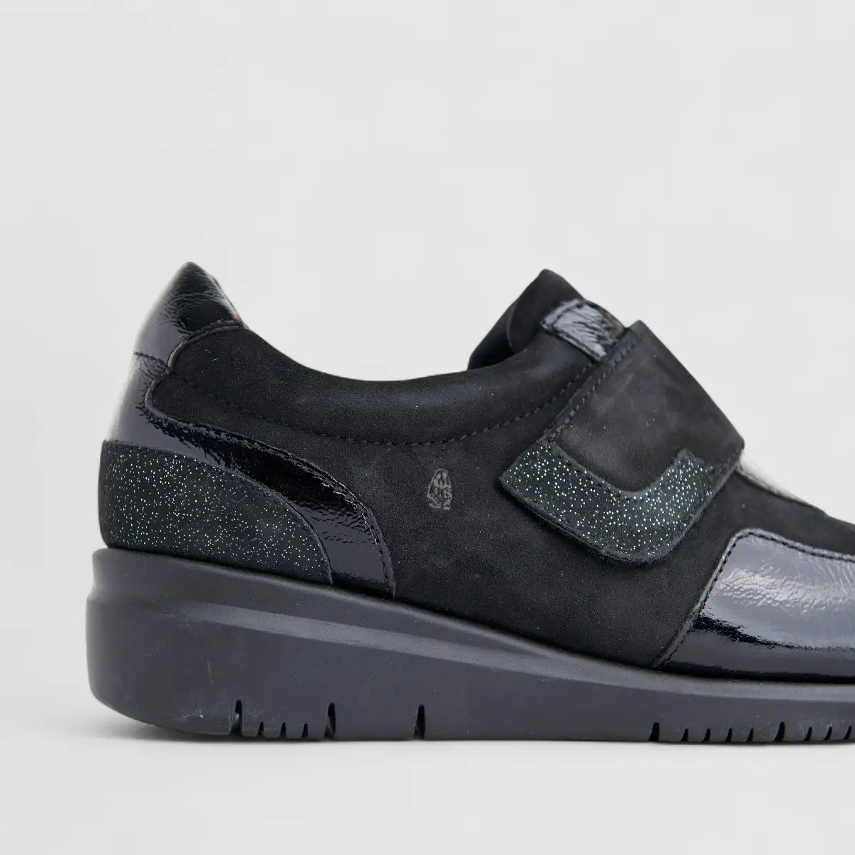 Hush Puppies Ladies Comfort Shoe With Velcro  HPL01471 Delphine Black HL271