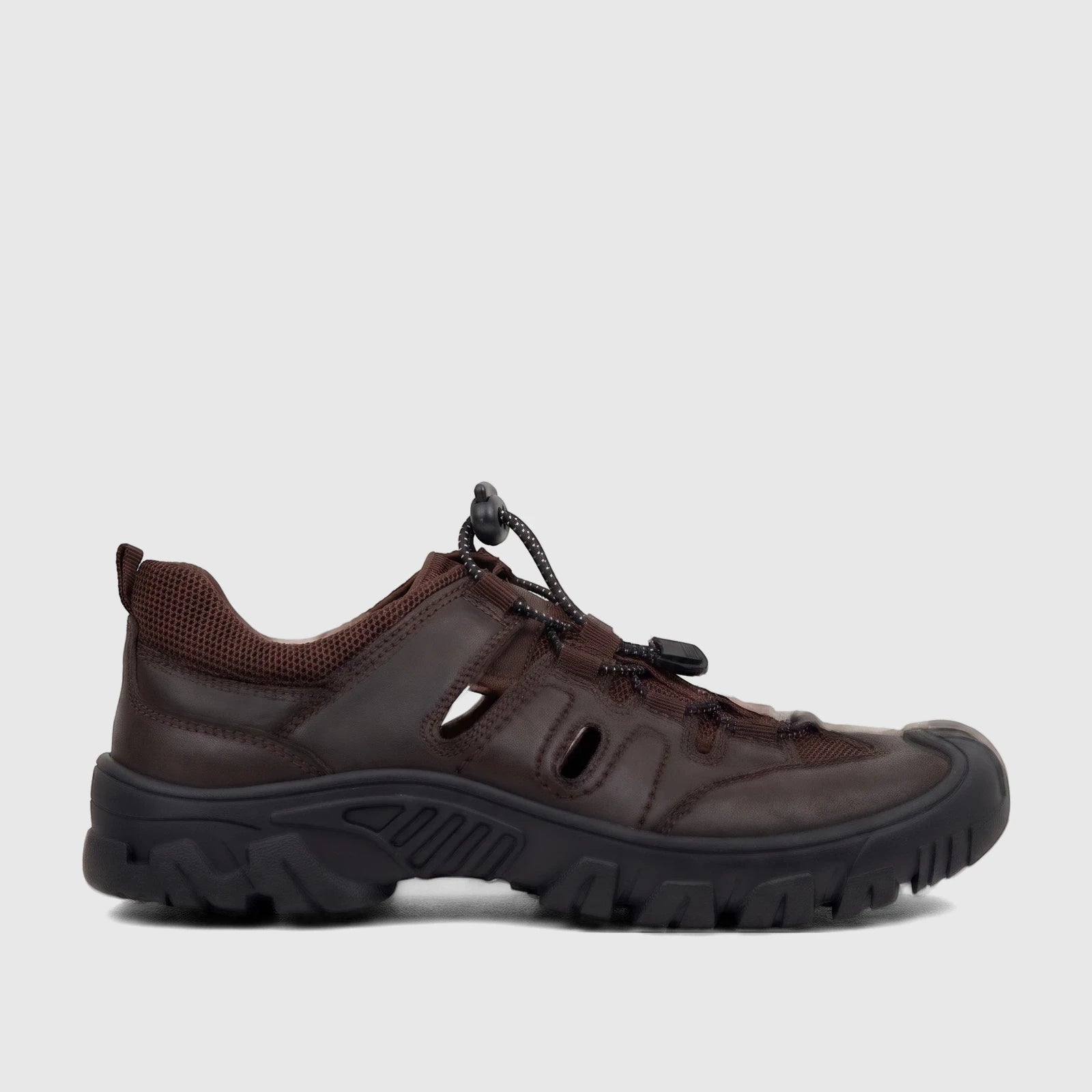 Men's HP Elio comfort sandals in brown, featuring a durable black sole and elastic drawstring lacing, shown in a side view.