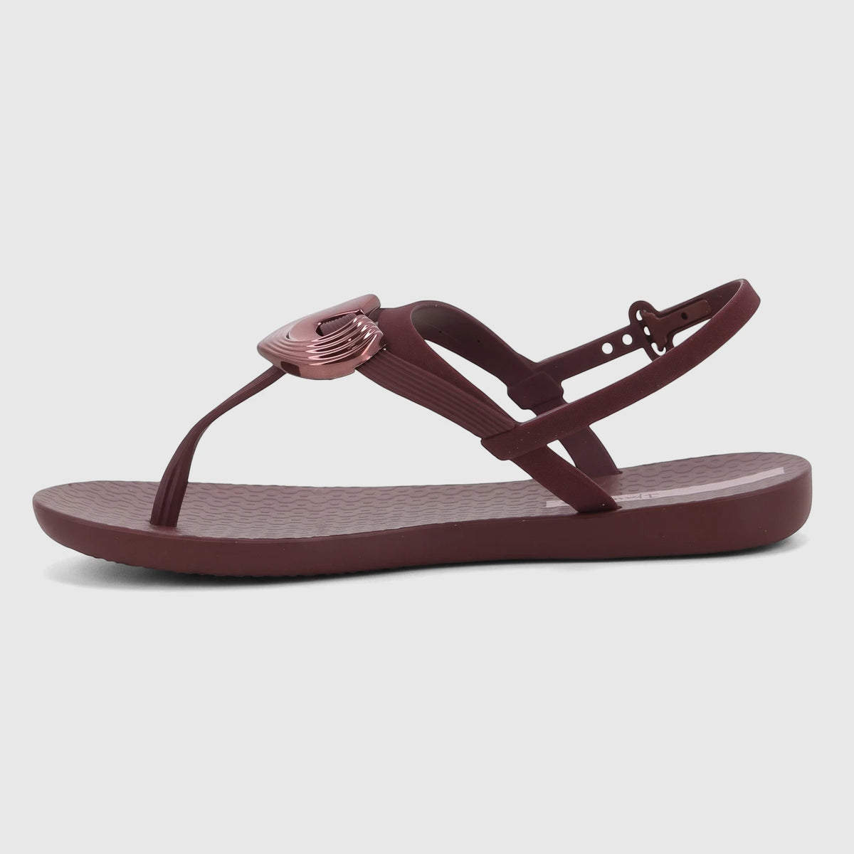 Ipanema Class Dreamy Sandal GIL83769 in burgundy with a thong strap and decorative metallic centerpiece for a stylish,