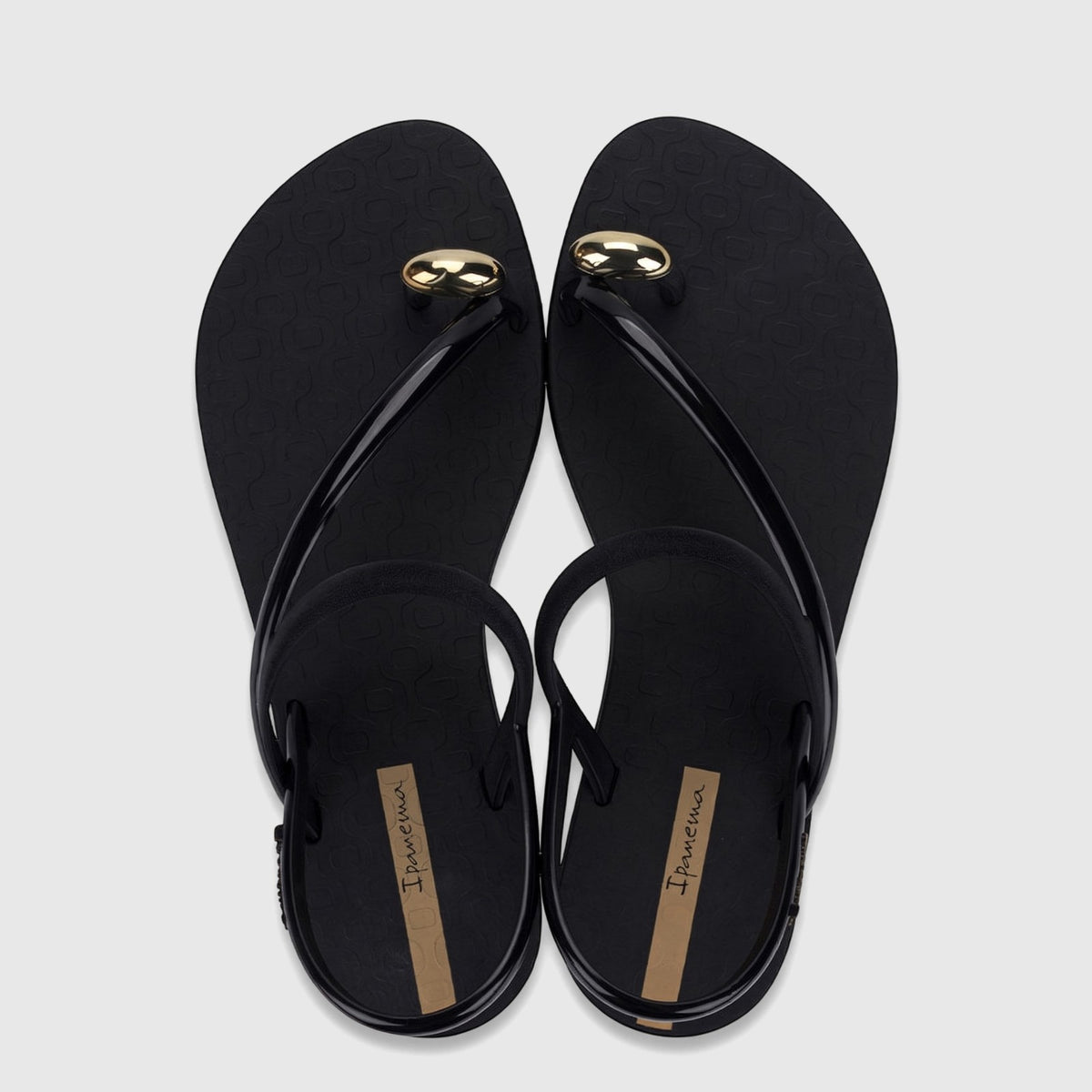 Ipanema Glam Ring Sandals in black with golden ring embellishments, featuring the brand logo, viewed from above.