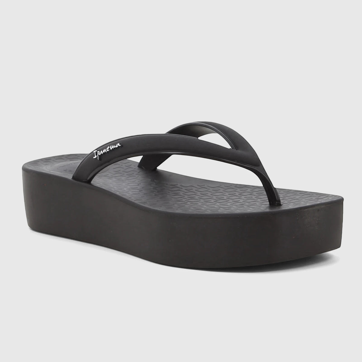 Black Ipanema Pluma platform flip-flops, viewed from a side angle, showcasing the thick sole and brand logo.