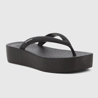 Black Ipanema Pluma platform flip-flops, viewed from a side angle, showcasing the thick sole and brand logo.