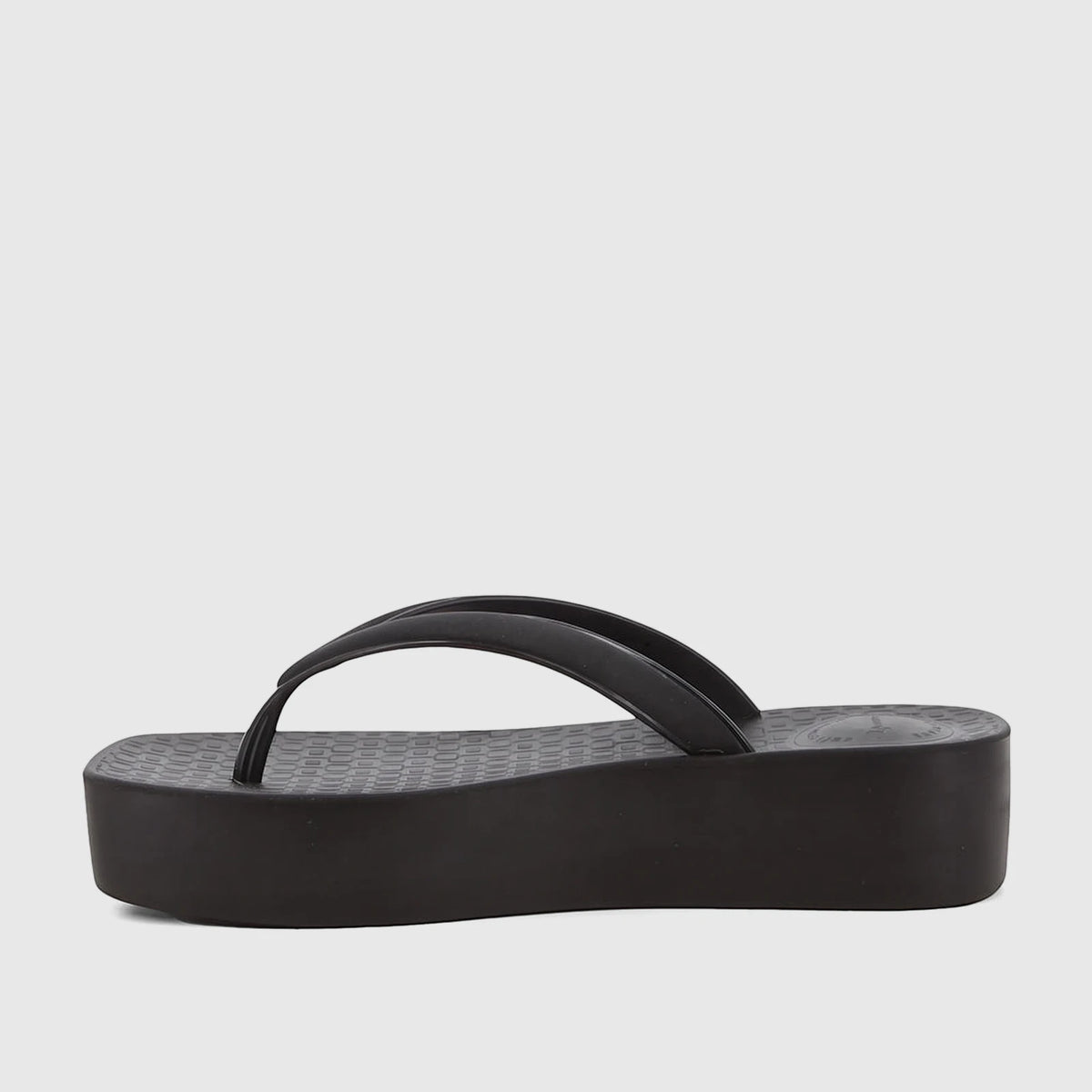 Ipanema Pluma GIL27516 black platform flip-flop, side view. Made from durable rubber with a textured sole.