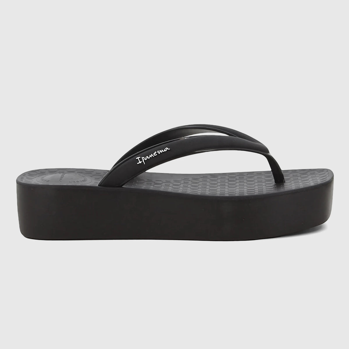Ipanema Pluma GIL27516 black platform flip-flop, viewed from the side. Features a textured sole and brand logo on the strap.