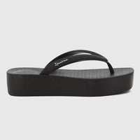 Ipanema Pluma GIL27516 black platform flip-flop, viewed from the side. Features a textured sole and brand logo on the strap.