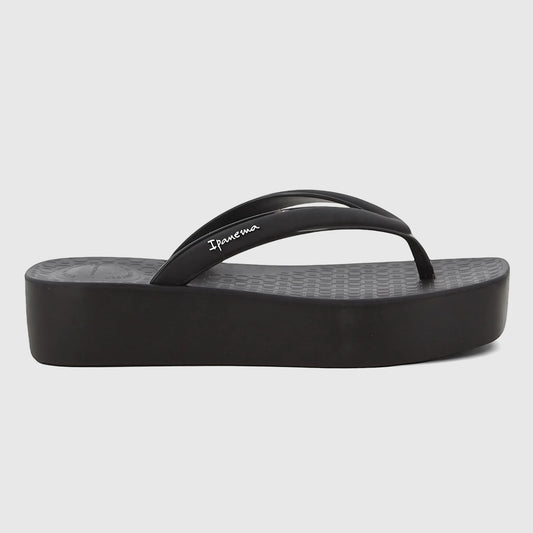 Ipanema Pluma GIL27516 black platform flip-flop, viewed from the side. Features a textured sole and brand logo on the strap.