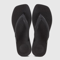 Pair of black Ipanema Pluma GIL27516 flip-flops with textured rubber soles and classic V-straps, viewed from above.