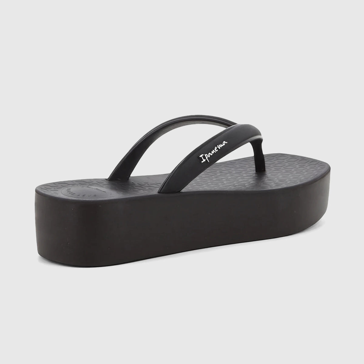 Black Ipanema Pluma platform flip-flop in a side view, featuring a thick sole and white brand logo on the strap.