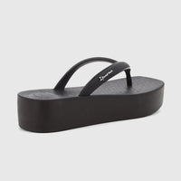 Black Ipanema Pluma platform flip-flop in a side view, featuring a thick sole and white brand logo on the strap.