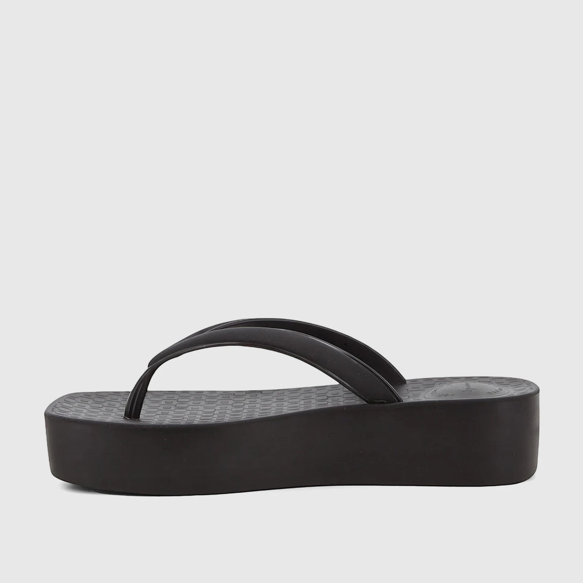 Ipanema Pluma platform flip-flops in black, featuring a thick sole and thin thong straps, presented in a side profile view.