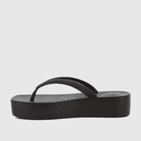 Ipanema Pluma platform flip-flops in black, featuring a thick sole and thin thong straps, presented in a side profile view.