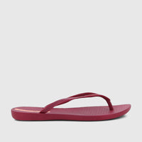 Ipanema Wave Fem GIL25971 burgundy patent flip-flop, side view, with a textured sole and thin strap.