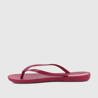 Ipanema Wave Fem GIL25971 burgundy patent flip-flop, featuring a slim strap with a logo and wavy textured insole, side view.