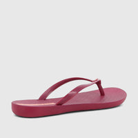 A single Ipanema Wave Fem burgundy patent flip-flop, featuring a glossy strap and textured sole, viewed from a side angle.