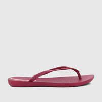 Ipanema Wave Fem burgundy patent flip-flop, featuring textured sole and narrow straps, shown from a side profile.