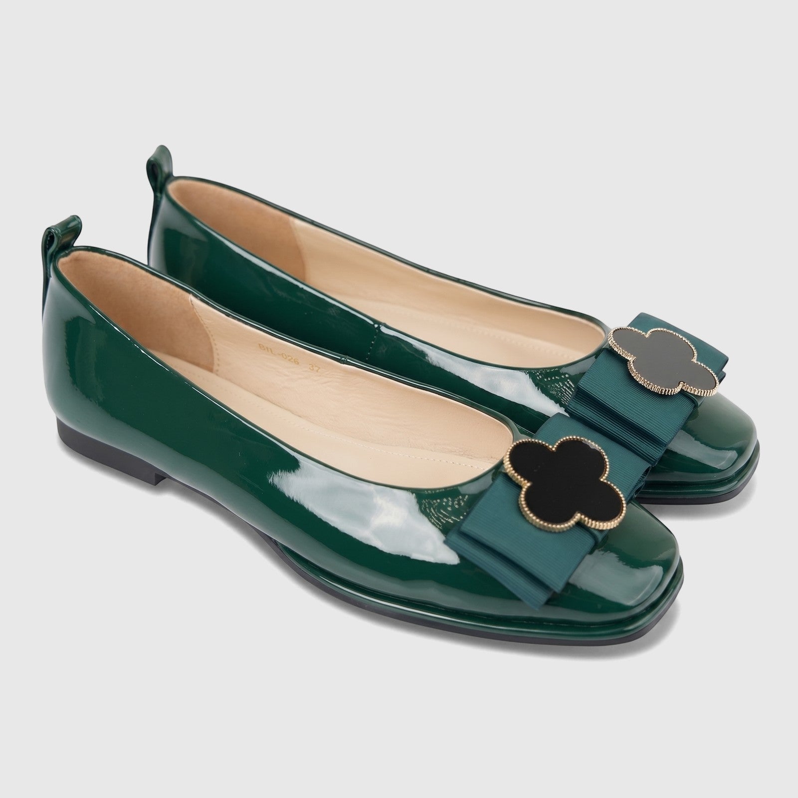 Morbido Ladies Leather Pump ballet flats in dark green patent leather, adorned with black and gold clover-shaped bows.