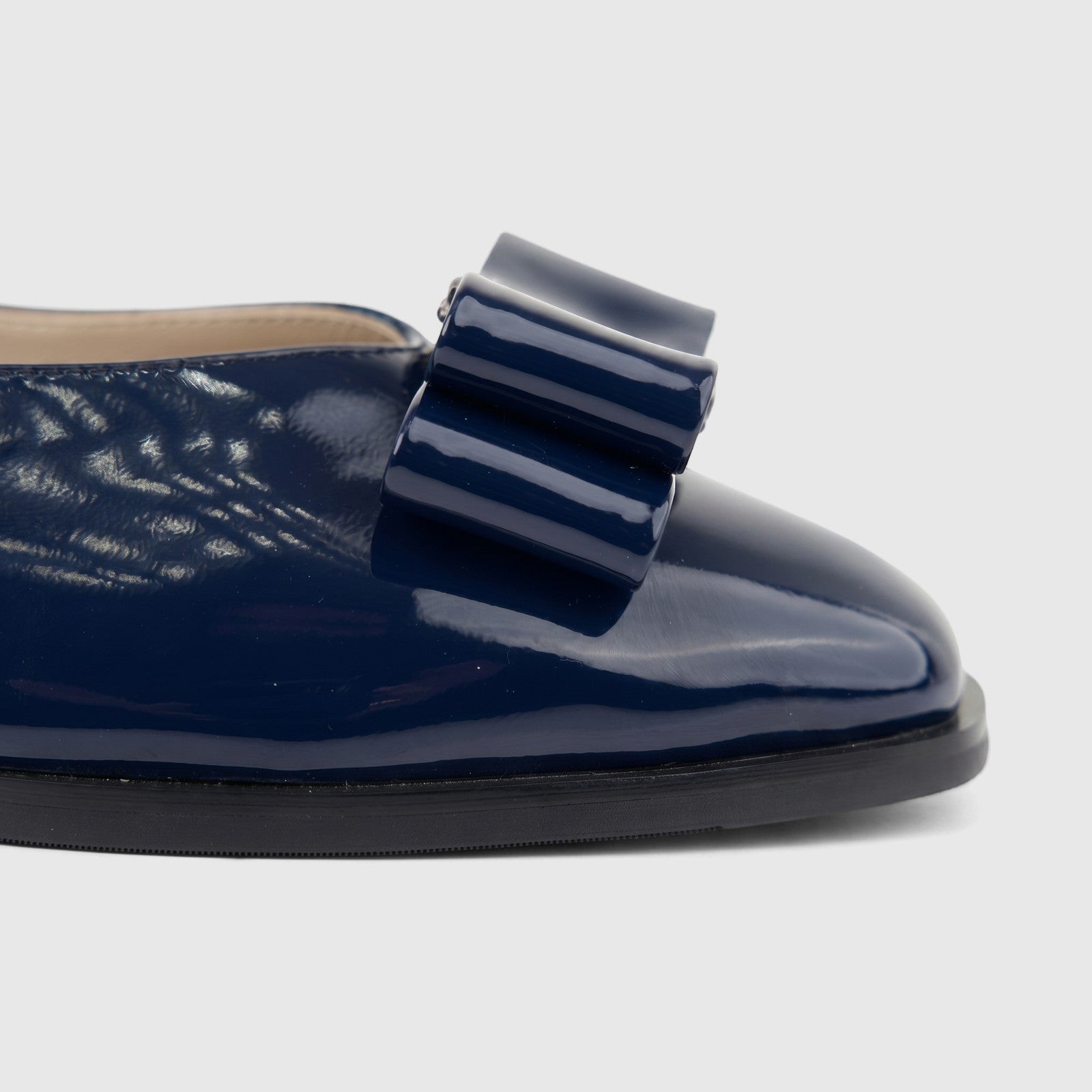 Close-up of a Morbido Ladies Leather Pump BIL-020 in dark blue patent leather with a decorative bow on the vamp.