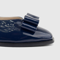 Close-up of a Morbido Ladies Leather Pump BIL-020 in dark blue patent leather with a decorative bow on the vamp.