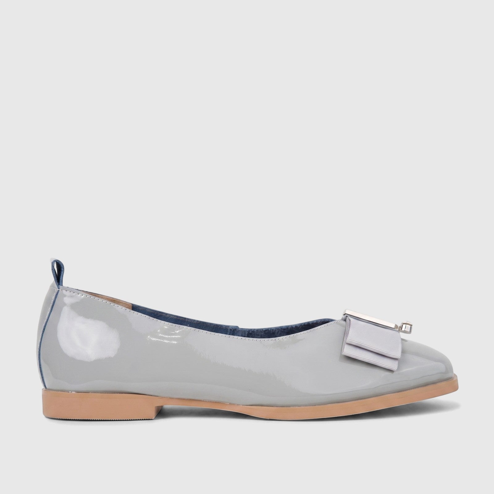 Light grey patent leather ladies' pump with a decorative bow, tan sole, and blue trim, viewed from the side.