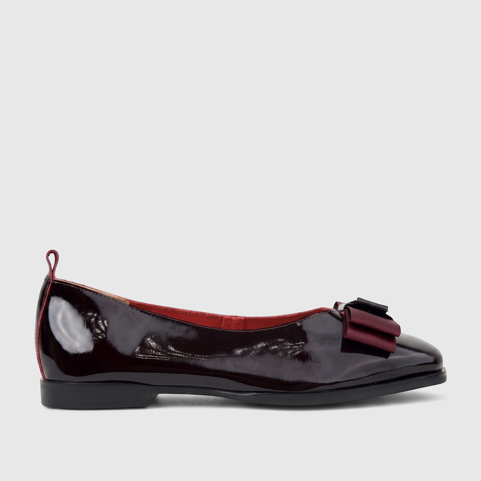 Morbido Ladies Leather Pump in wine red patent leather with a decorative bow on the vamp and a low block heel, viewed from