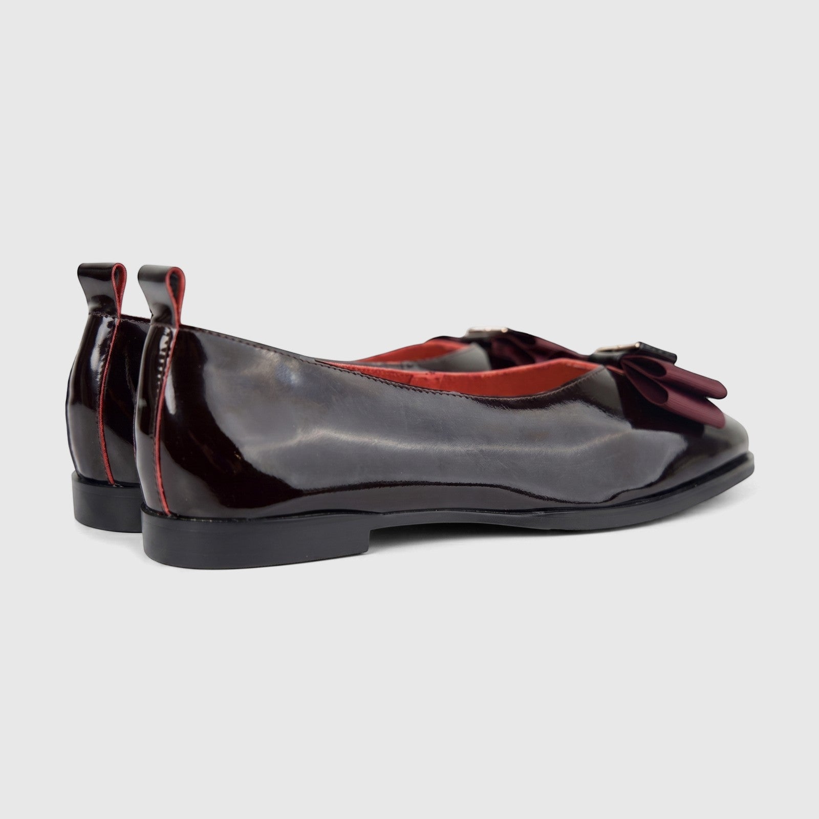 Morbido Ladies Leather Pump in wine red patent leather, featuring a bow detail and red stitching, shown from a side-rear